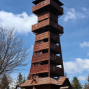 Na vrcholku kopce byla v roce 2013 postavena dřevěná rozhledna. Její design vychází z místní valašské architektury. Devítipatrová konstrukce je vysoká 26 metrů... tak tam NEJDU!