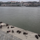 Šedesát párů bot mužů, žen a dětí připomínají smrt Židů v Budapešti za druhé světové války. Velice působivé.