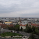 Výhled od bašty je fantastický. Bašta stojí v Budě, parlament v Pešti.