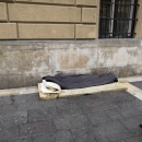 Nějaký budapešťský bezdomovec měl postýlku fakt stylovou :-)