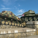 Památník Dukelských tankistů u Svidníku. Ruský tank drtí pod svými pásy ten německý.