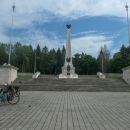 Kruté boje druhé světové války tu připomínají četné památníky.