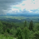 Výhledy do doliny je umožněn díky orkánu Kyrill, který v roce 2004 zpustošil lesy pod Tatrami
