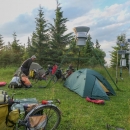 Tábor jsme rozbili o kousek vedle, na posekaném trávníku u meteorologických měřičů.