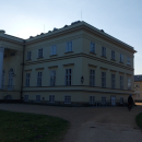 Empírový zámek nechal postavit Josef Kinský podle návrhu vídeňského architekta Jindřicha Kocha v letech 1829-33. Stavba má připomínat letohrádek Kinských v Praze.