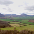 Výhled na opačnou stranu, nalevo Lipská hora, uprostřed Milešovka