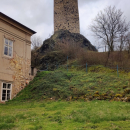 Jediným pozůstatkem původního hradu Skalka ze 14. století je kruhová věž
