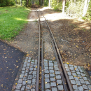 Les okolo je doslova protkán kolejemi úzkorozchodné železnice z roku 1895, která spojovala továrny hraběte Heřmana von Arnima.