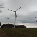 Větrníky zdejší větrné elektrárny jsou vidět zdálky