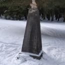 Pomník připomíná faráře z Andělské Hory, který na tomto místě zemřel na infarkt. Chodíval tudy na bohoslužby do Vrbna pod Pradědem.