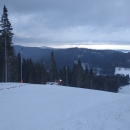 Vrcholek naší sjezdovky ski areálu Kopřivná. Nalevo je vidět fenomén letošní sezóny - tahání lyžařů na laně za rolbou. Sjezdovka vypadala pěkně, ale raději si počkáme, až budou vleky oficiálně otevřené.
