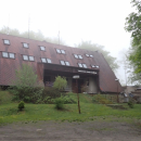 Turistická chata kousek pod vrcholem Čeřínek (761 m) byla ráno ještě zavřená