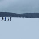 Přehrada je zamrzlá, běžkaři se prohánějí po zasněženém ledu, děti samozřejmě musely taky že