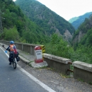 Rumunské silniční patníčky udávaly vzdálenost k jezeru Lacul Bâlea, které leží těsně za transfagarašským průsmykem.