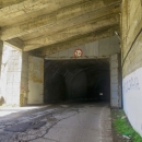 Na vrcholu není průsmyk, ale tunel. Kilometr dlouhý, úzký a tmavý. Trochu horor, ale dalo se...