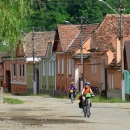 V některých vesnicích jsme si díky statkům s ozdobnými branami připadali spíš jak u nás v jižních Čechách.