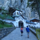 Silně nám připopomíná klášter Ostrog v Černé Hoře