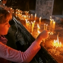 Jako všude, i tady zapalujeme svíčky - náš maličký příspěvek na klášter