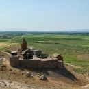 Výhled na klášter z nedalekého vrcholku
