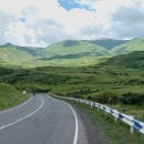 Silnice překonala magickou hranici dvou tisíc nadmořských metrů a my se ocitli ve světě zelených hor - jako bychom se přenesli do rumunských Karpat.