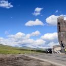 Sedlo Vorotan měří 2344 metrů, a vyznačují ho dva ohromné monumenty.