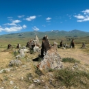 Zorats Karer - arménský Stonehenge? Archeologové nevědí, na co kameny s kulatými otvory kdysi sloužily.
