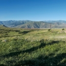 Chladný nocleh ve 2100 metrech s výhledem na arménské nekonečno. Na skalnaté hory a travnaté pláně. A na údolí, na jehož dně jsme stáli předchozí poledne.