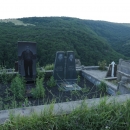 Arménský hřbitov s pomníky v životní velikosti.