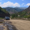 Kaňonem řeky Debed vede jeden z hlavních tahů na Gruzii, silnice je však v totálně dezolátním stavu.
