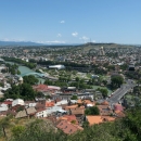 Vyhlídka na starobylé Tbilisi v údolí řeky Mktvari, které se zde rozkládá snad už od pátého století.