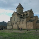 Katedrála Sveticchoveli, za ní na kopečku klášter Džvari (tam už se nám nechtělo)