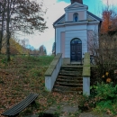 Kaple Panny Marie Pomocné je postavena přímo nad studánkou, jejíž voda byla považována za léčivou.