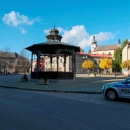Na náměstí v Brandýse nad Orlicí se v neděli po poledni usídlili policisti a pomáhali a chránili