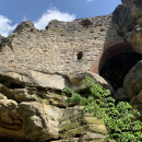 Zřícenina je částečně zděná a částečně vtesaná do bloků pískovcových skal. Z hradu se dochovaly některé zdi, skalní tesané světničky a chodby.