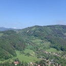 Výhled z vyhlídky do údolí Jizery - před námi Frýdštejn a napravo Panteon - náš plán na odpoledne