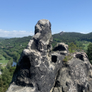 Výhled k Suchým skalám na druhém břehu řeky Jizery