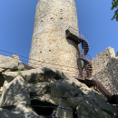 Hlavní dominantou a nejlépe zachovalou částí hradu je velká hradní věž, postavená na nejvyšším skalisku. Měří 15 m, její průměr je 9 m a má dvoumetrovou tloušťku zdiva.