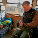 Ve Varnsdorfu si Luděk stihl ještě koupit slušivé kšandy na nové kalhoty a rovnou si je ve vlaku instaloval.
