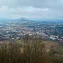 Na daleké výhledy máme dnes smůlu, ale Česká Kamenice je jako na dlani a za ní se tyčí Růžovský vrch
