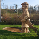 Socha Zběhlíka od známého sochaře Michala Olšiaka stojí od roku 2012 před penzionem v Trstěnicích