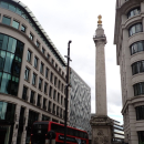 Památník Velkého požáru Londýna (1666), též zvaný Monument je 62 m vysoký.