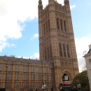Westminsterský palác (Houses of Parliament) je sídlo Parlamentu Spojeného království – Sněmovny lordů (House of Lords) a Dolní sněmovny (House of Commons). Zde Dolní sněmovna.