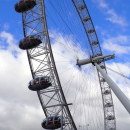 Londýnské oko, anglicky London Eye bylo od roku 1999 do roku 2022 největší vyhlídkové kolo v Evropě. Je vysoké 135 m a v roce 2022 ho předběhlo Putinovo Slunce Moskvy. Vyhlídku jsem dětem nabízela (já bych nešla), ale odmítly. Prý už jsme utratili dost.