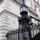 Patrně nejznámější adresou v Londýně je Downing Street, číslo 10 je oficiální sídlo britského premiéra.