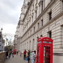 Telefonních budek je v Londýně ještě docela dost, ale jedině u téhle si uděláte fotku s pozadím Big Benu. Jen stačí vystát frontu...