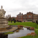 Kensingtonský palác je královská rezidence, v současné době zde údajně bydlí William a Kate s rodinou