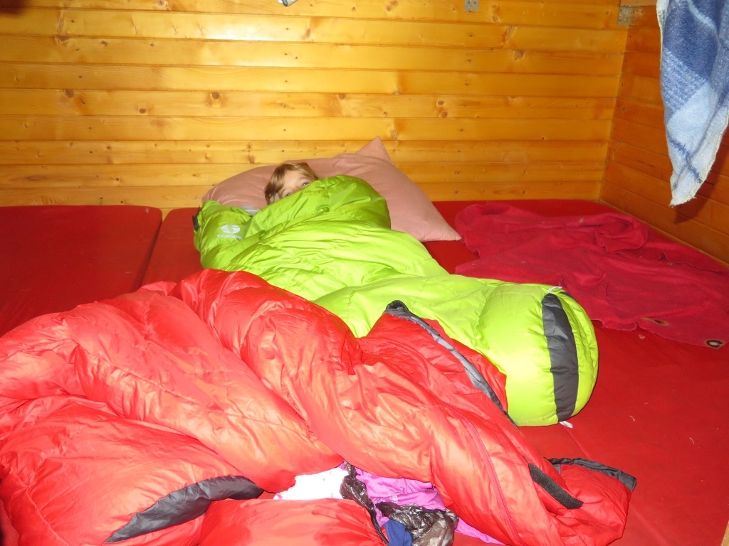 Krásně jsme se vyspaly na měkkých matracích a medvědi zůstali někde venku :-)