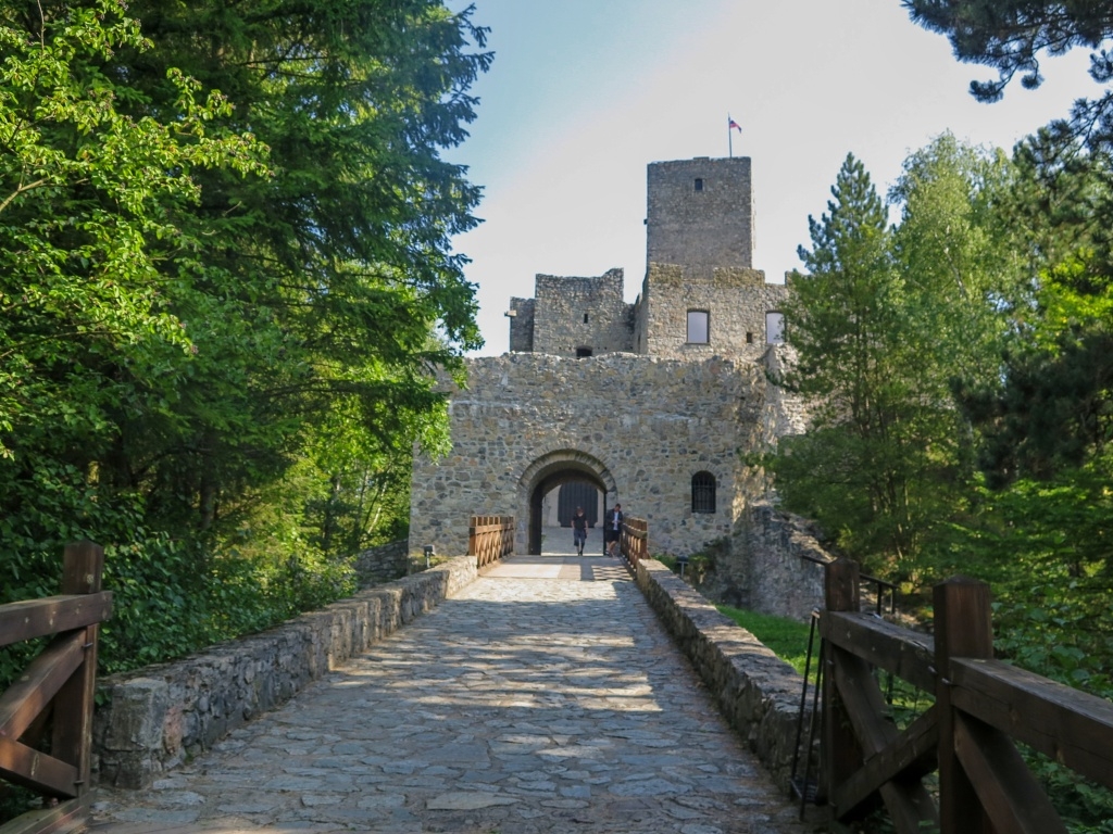 Odjezd vlakem jsme si naplánovaly tak, abychom stihly prohlídku hradu Strečno. Malou Fatru (tu druhou) jsem šla už několikrát, pod Strečnem jsme mnohokrát projížděli, ale na hrad nikdy nebyl čas.