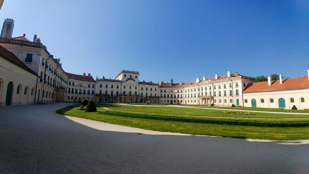 Ve Fertődu. Zde stojí zámek rodiny Esterháziů.