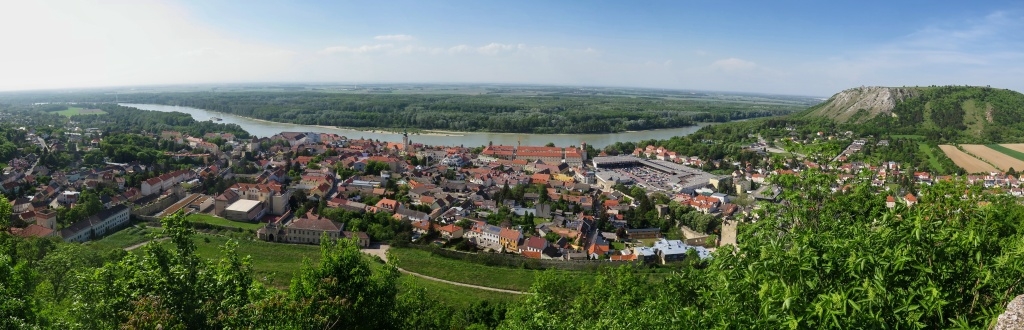 Otevřel se nádherný výhled na městečko, Dunaj a sousední Braunsberg